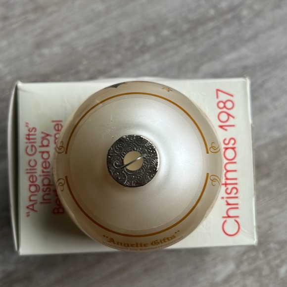 Schmid AngelicGifts Christmas 1987 ornament inspired by Berta Hummel - Picture 6 of 6